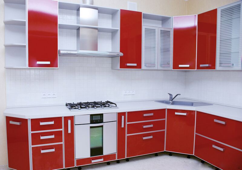 tu bep dang chu L mau do1 Cùng nhìn qua mẫu tủ bếp kiểu chữ L màu đỏ được lựa chọn nhiều