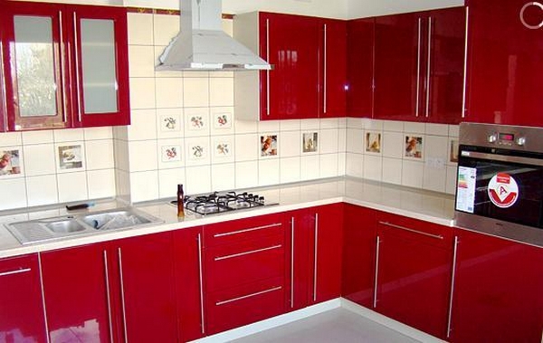  Cùng nhìn qua mẫu tủ bếp kiểu chữ L màu đỏ được lựa chọn nhiều